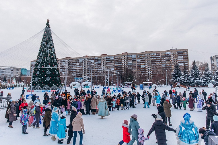 В Тюмени прошел «Забег Снегурочек»