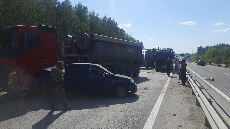 Из-за массового ДТП перекрыта трасса Екатеринбург - Тюмень
