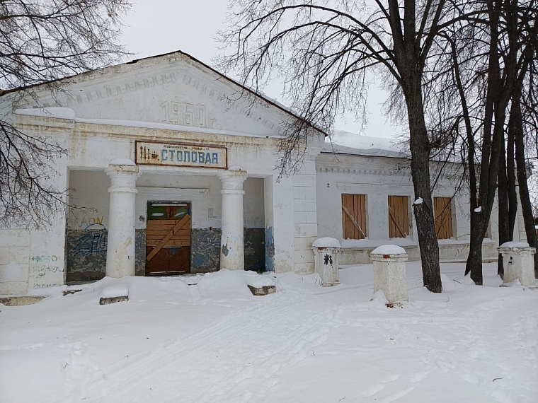 В Вагае за 300 тысяч продают здание бывшей советской столовой