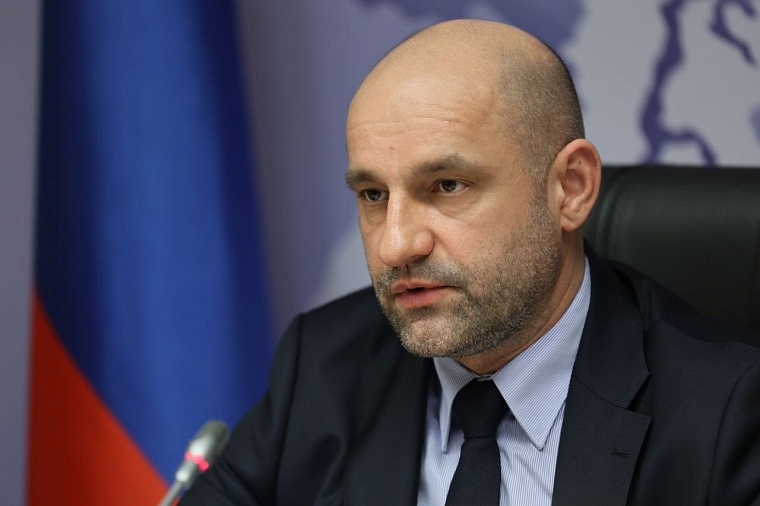 Ремонт дороги в Ишиме, помощь в реабилитации участников СВО и другие вопросы: Артём Жога дал поручения по обращениям граждан