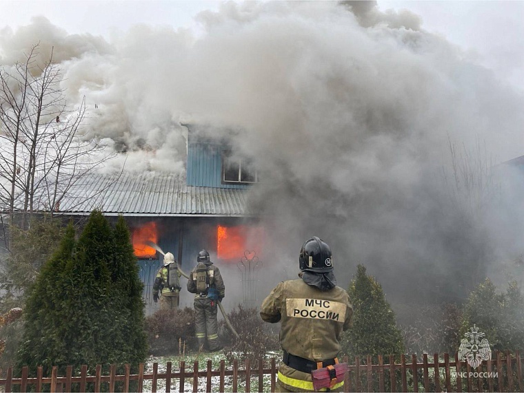 В деревне Падерина рядом с Тюменью сгорел большой частный дом