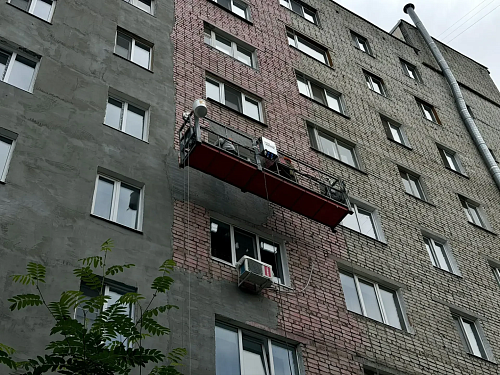 В районе Дома Обороны в Тюмени ремонтируют фасады домов на гостевых улицах