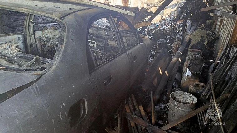 В Тюменской области из-за неисправного аккумулятора сгорели дом, гараж и автомобиль