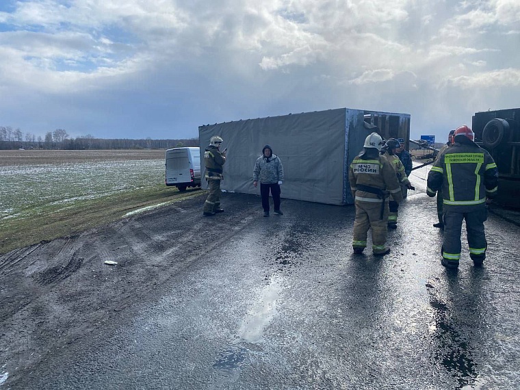 Под Заводоуковском порыв ветра опрокинул грузовик с пенопластом