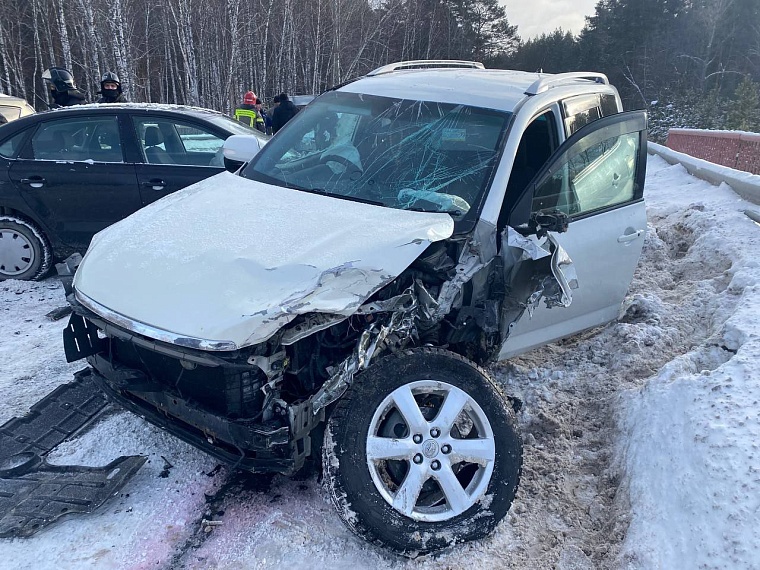 В массовом ДТП на Ирбитском тракте под Тюменью пострадали три человека
