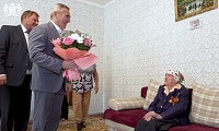 Александр Моор поздравил 103-летнюю пенсионерку с днем рождения