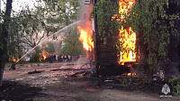 В Тюмени на улице Холодильной горел деревянный дом с хозпостройкой