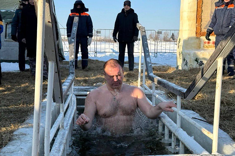 Глава Тобольска Петр Вагин окунулся в крещенскую купель