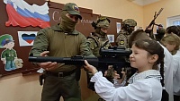Штурмовики тюменского подразделения показали школьникам Донбасса свое снаряжение