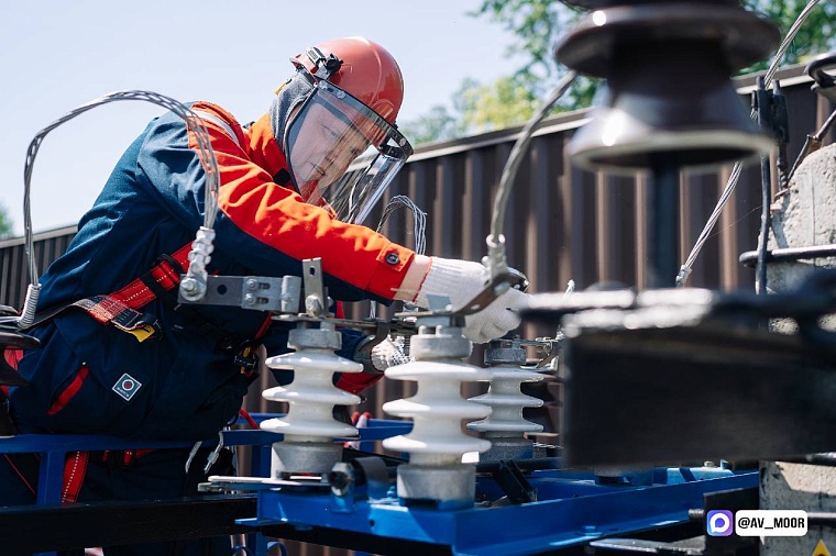 Александр Моор поздравил энергетиков с профессиональным праздником