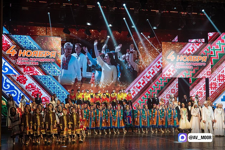 Александр Моор вручил благодарственные письма матерям и женам участников СВО