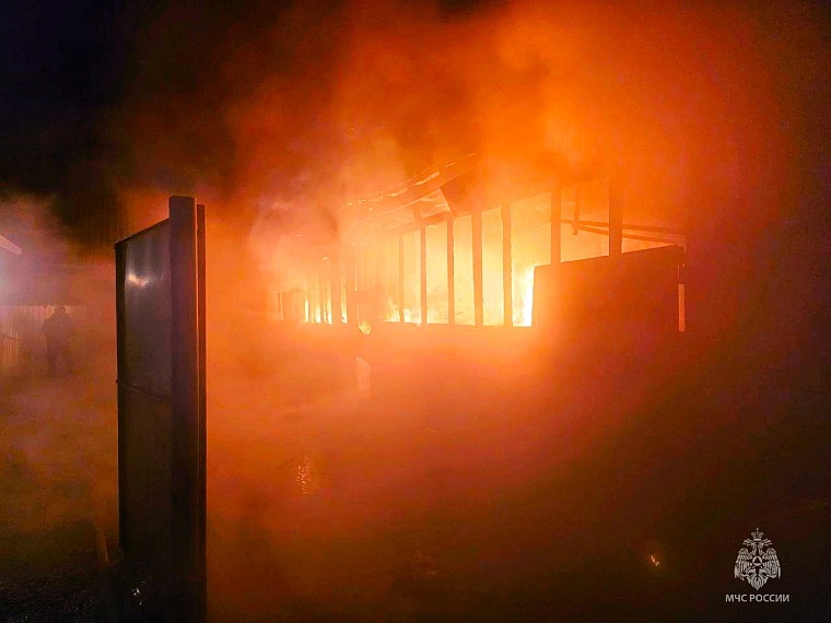 В Омутинском во время пожара в гараже погиб человек