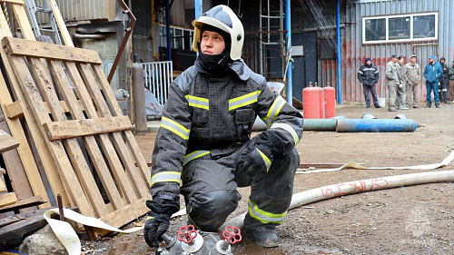 Тюменские пожарные вынесли из горящего цеха газовые баллоны