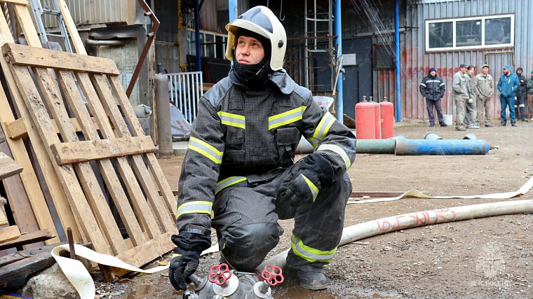 Тюменские пожарные вынесли из горящего цеха газовые баллоны