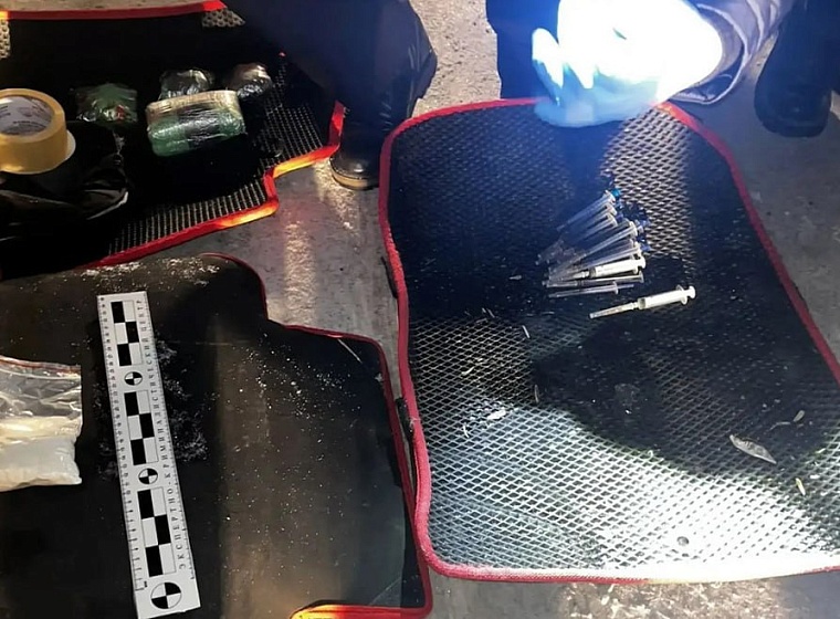 Тюменские инспекторы ДПС сорвали планы наркосбытчика, перевозившего килограмм мефедрона в Kia