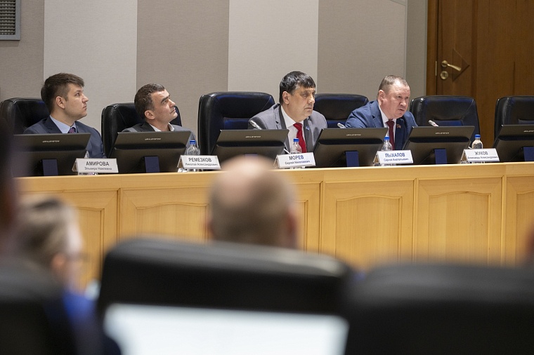 Тюменские депутаты предложили оплату парковки по смс-сообщениям и с пуш-уведомлениями