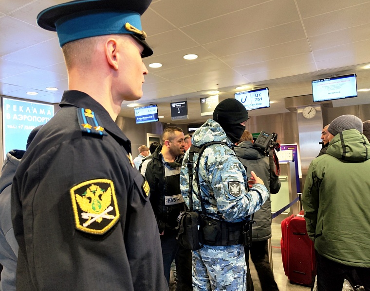 Судебные приставы в минувшем году отправили из Тюмени на родину почти тысячу иностранцев