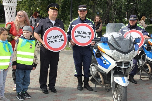 Тюменских водителей призвали снизить скорость в населенных пунктах