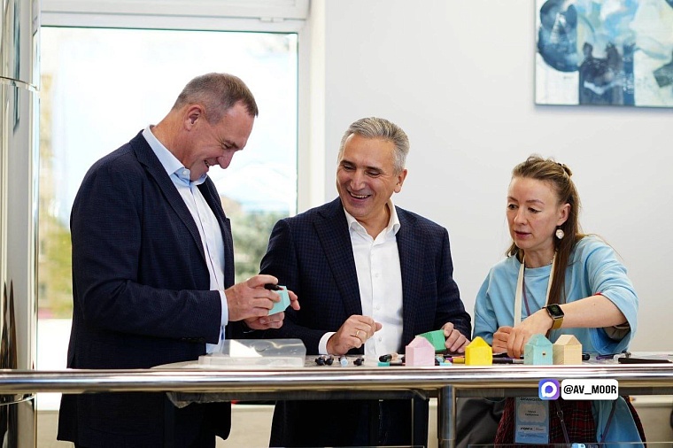 Александр Моор и Руслан Кухарук познакомились с одной из площадок форума "УТРО"