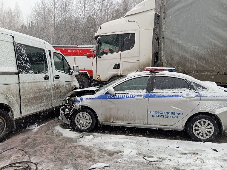 Двойное ДТП: на трассе под Тобольском фура снесла машины МЧС и ГАИ