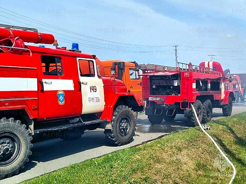 В тюменском селе из большого пожара спасли человека
