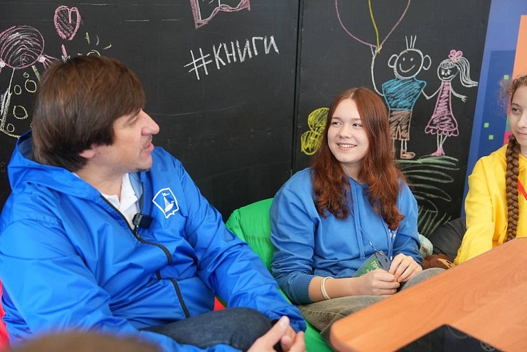 В дождливый день градоначальник Максим Афанасьев пригласил тюменцев на площадь Солнца