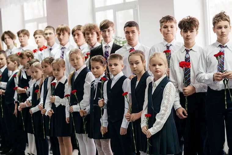 В тюменской гимназии №12 открыли мурал в честь погибшего героя СВО, учившегося в этих стенах