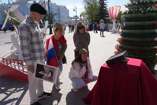Выставка «Навек остались молодыми» открыта в тюменском сквере Прощания
