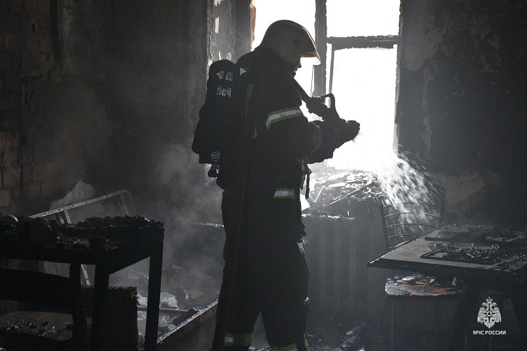 В центре Тюмени из горевшей квартиры спасен человек