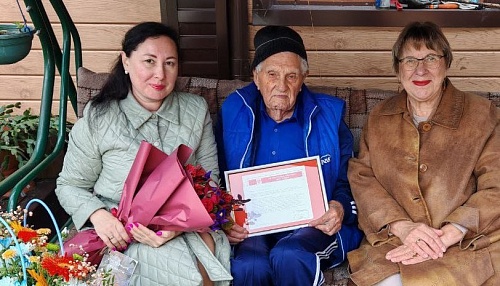 Александр Моор поздравил тюменских долгожителей с 100-м и 101-м днем рождения