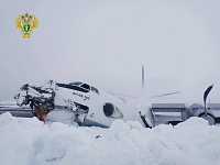 Самолет АН-26 авиакомпании Utair совершил жесткую посадку на Ямале