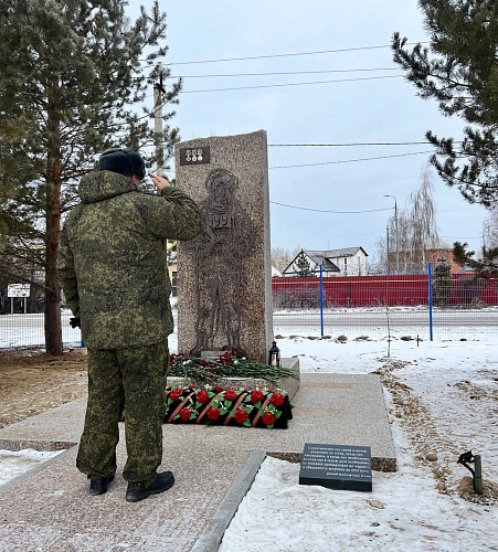 В Тюмени возложили цветы к мемориалам павших воинов