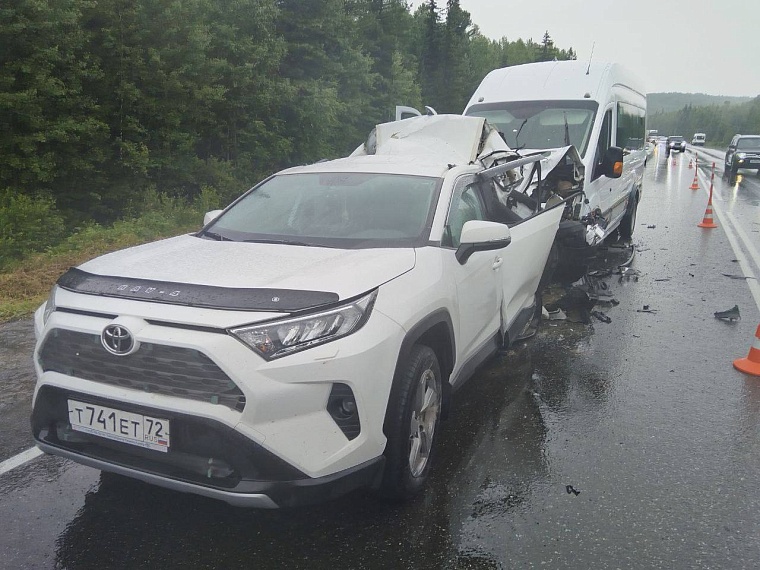 В аварии с рейсовым автобусом на тюменской трассе ранены пять человек