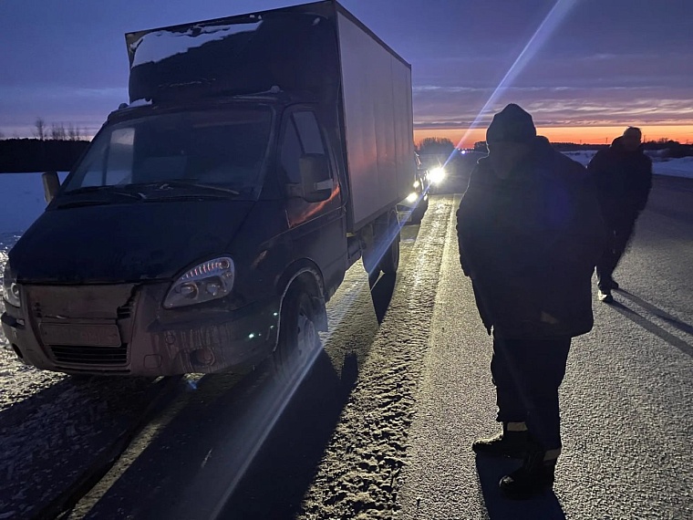 Сотрудники ГАИ помогли замерзающему на трассе Тюмень - Ханты-Мансийск водителю