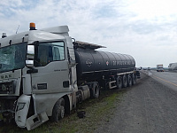 На трассе Тюмень - Екатеринбург столкнулись бензовоз и трактор