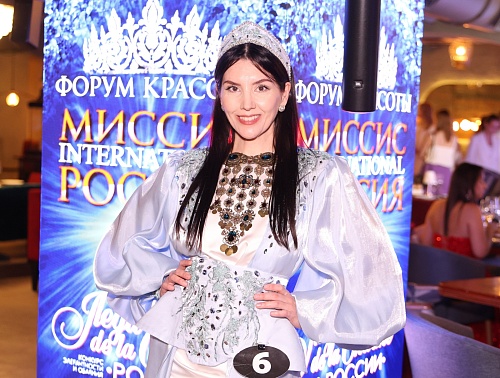 47-летняя предприниматель из Тобольска получила корону всероссийского конкурса