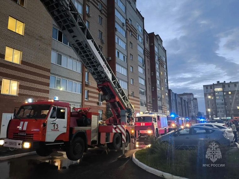 В Тюмени сотрудники МЧС спасли жителей многоэтажки во время пожара