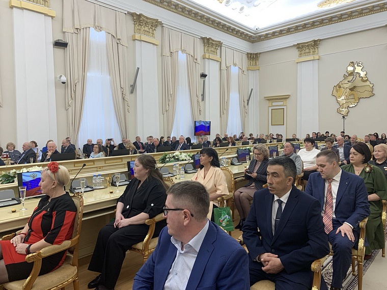 Губернатор Александр Моор вручил государственные награды тюменцам