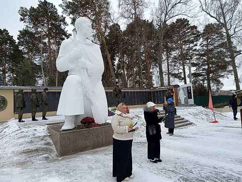 В Нижней Тавде открыли мемориал с вечным огнем и скульптурой коленопреклоненного воина