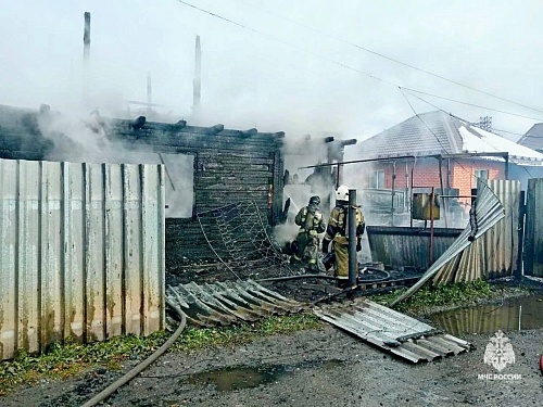 В СНТ «Березняки» под Тюменью горели дом, гараж и три автомобиля