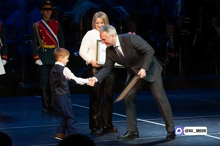 Александр Моор вручил памятные знаки семьям участников СВО