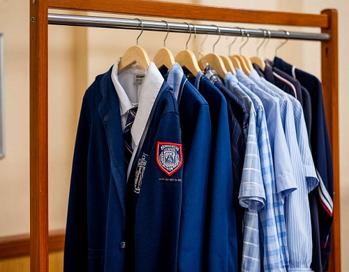 Не скучно и по правилам: стилист дала советы, как разнообразить школьную форму