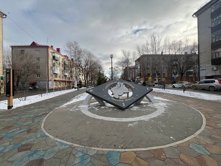 Новую аллею Первых в Тюмени открыли ударами молотков по камню