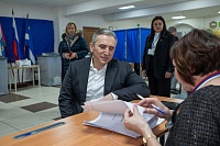 Александр Моор с женой проголосовали на выборах президента
