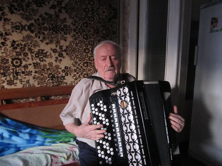 У судьи в отставке Полякова аккордеон всегда под рукой