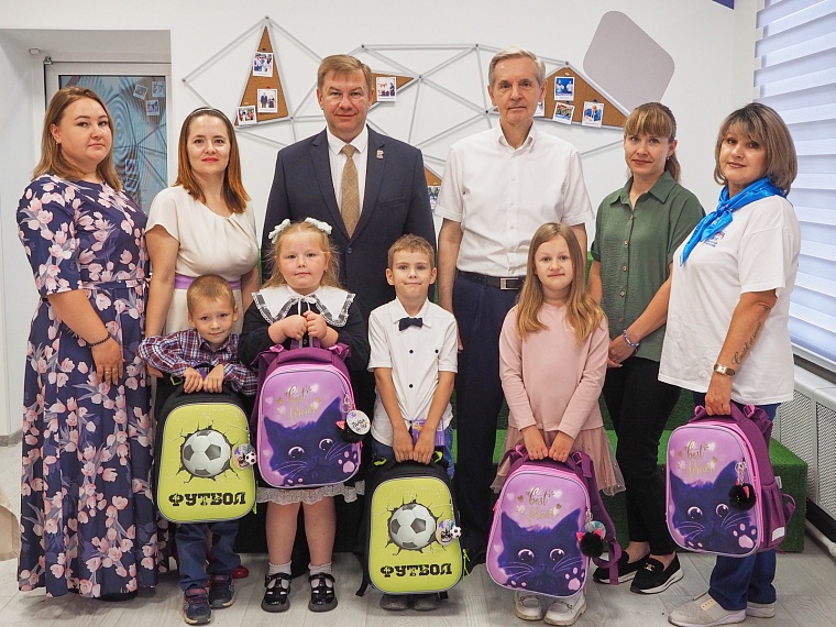 Первоклассникам Увата из семей участников СВО вручили портфели от «Единой России»