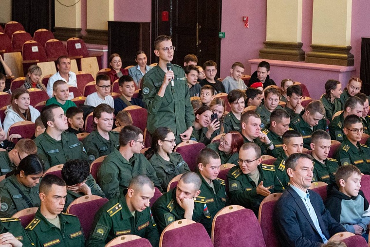 Молодежь Тюменской области встретилась с Героем РФ Сергеем Уженцевым