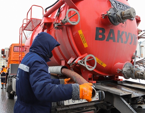 Тюменский водоканал ликвидирует наледь после восстановления водопровода