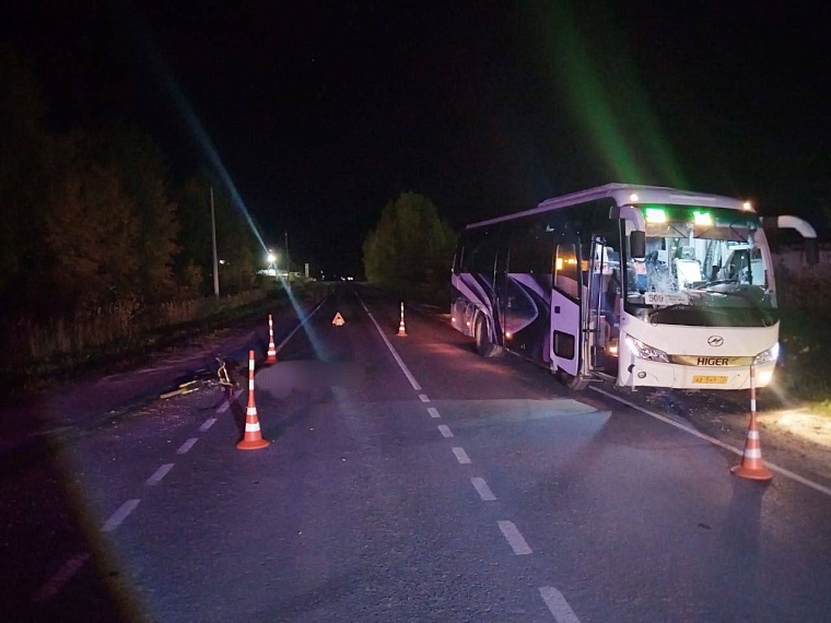 В Уватском округе рейсовый автобус насмерть сбил 69-летнего велосипедиста