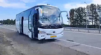 Под Тюменью рейсовый автобус врезался в иномарку